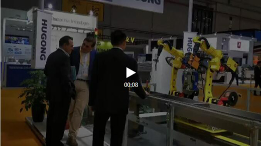 进博会首日QG刮刮乐意大利CEA展位参观者关注机器人焊接系统